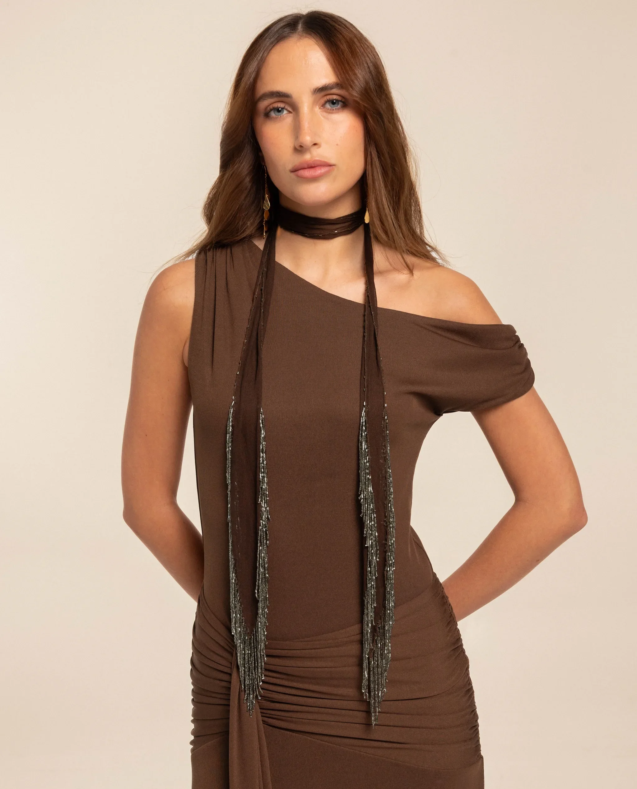 FOULARD CON FLECOS · MARRÓN